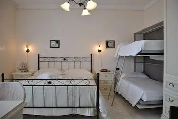 غرفة ديلوكس رباعية بإطلالة على البحر بشرفة، Mediterraneo Hotel 1/1
