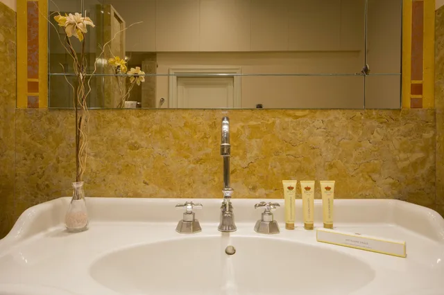 جناح ديلوكس بسرير كينج بغرفتي نوم مع أريكة للمدخنين، Hotel Corona d Oro 1890 4/8