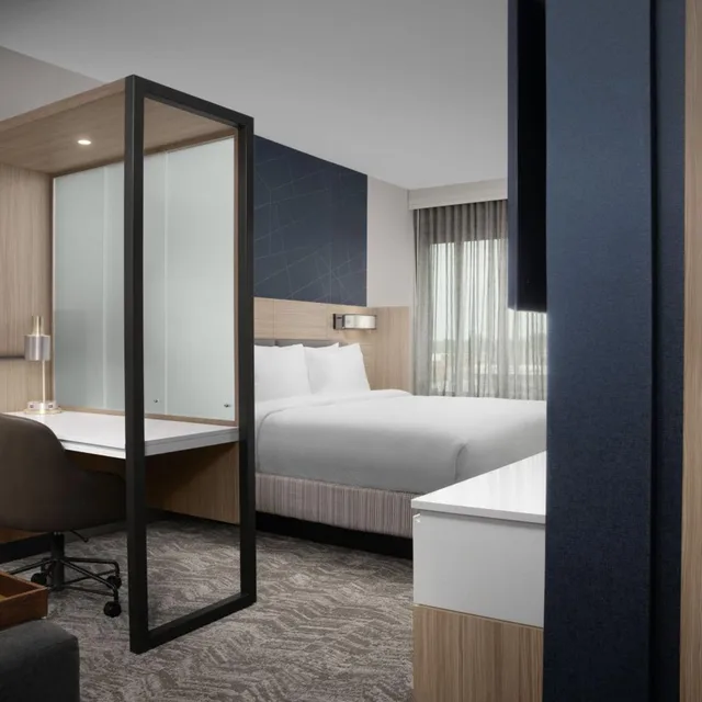 جناح بسرير كينج مع سرير سحّاب إضافي مع أريكة بحوض استحمام لذوي الإعاقة، Springhill Suites by Marriott Lexington Fritz Farm 1/3