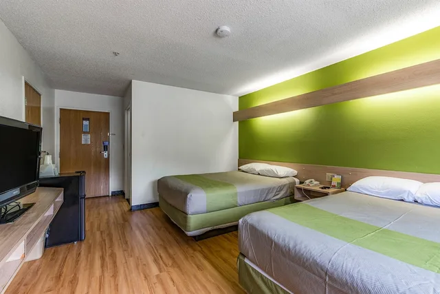 غرفة قياسية بسريرين كوين، Motel6 Charlotte, NC - University 1/7