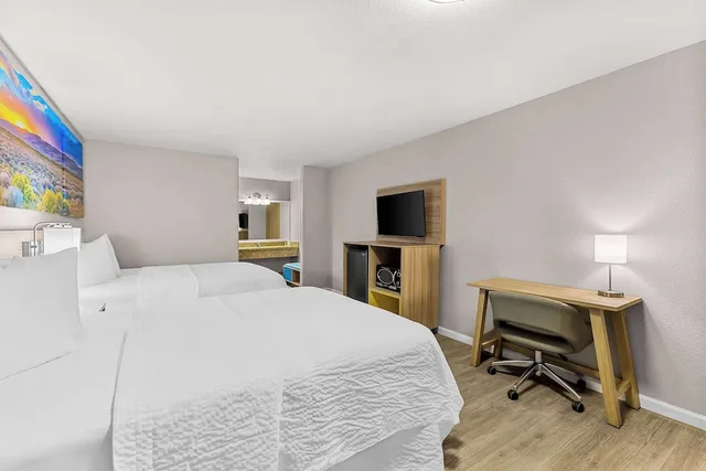 غرفة قياسية بسريرين كوين، Days Inn by Wyndham Buckeye 2/8