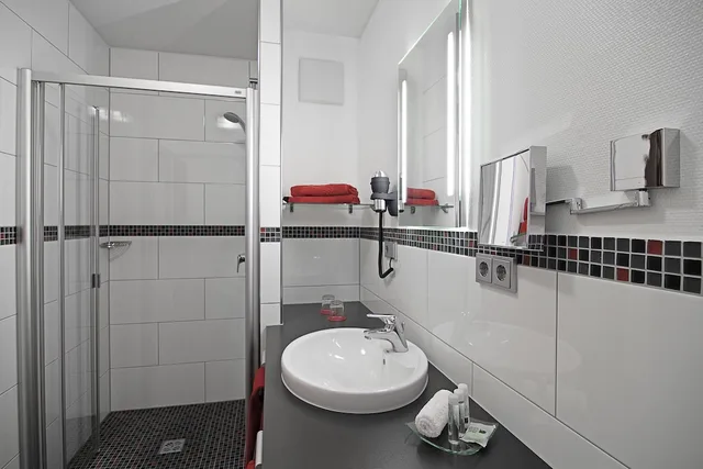 جناح استوديو بسريرين منفصلين وسرير كينج بغرفة نوم واحدة مع أريكة، HIB Hotel in Baesweiler 4/4