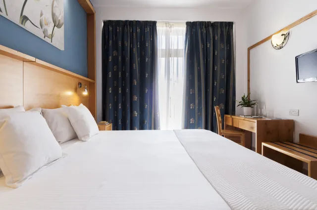 غرفة قياسية بسرير كينج بإطلالة على البحر، ALEXANDRA HOTEL 1/3