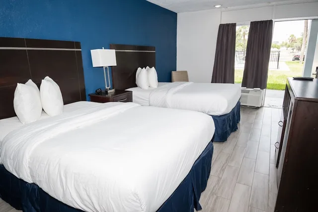 Deluxe, 2 Queen Beds, Motel6 Altamonte Springs, FL 5/10