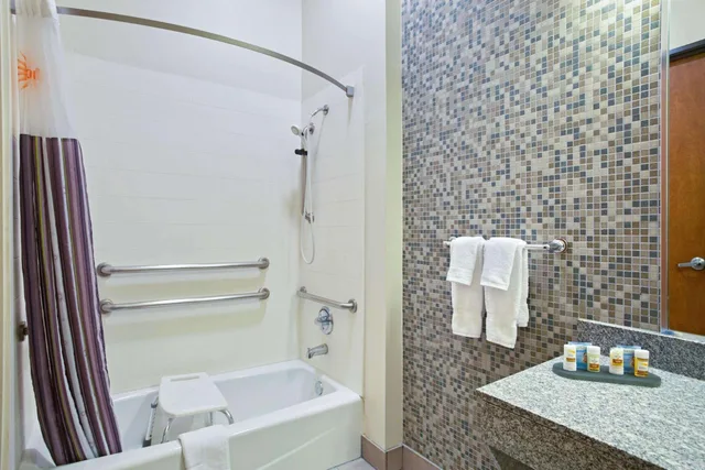 غرفة بسرير كينج بحوض استحمام لذوي الإعاقة، La Quinta Inn & Suites by Wyndham Austin NW/Lakeline Mall 5/7
