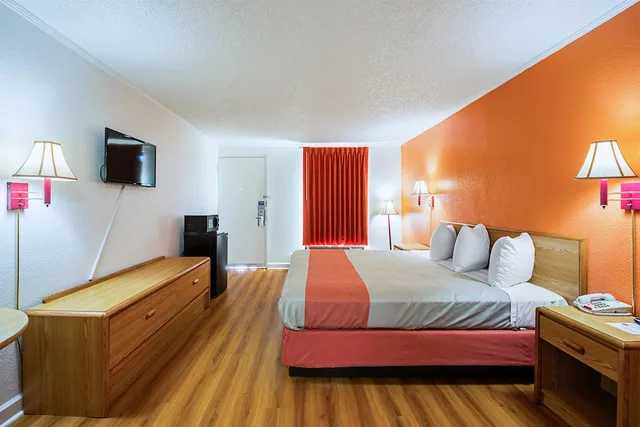 غرفة قياسية بسرير كينج للمدخنين، Motel6 Perry, GA 1/10