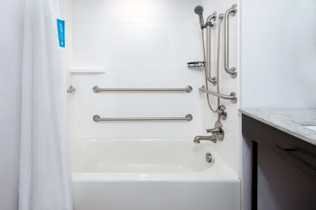 غرفة قياسية بسرير كينج لذوي الإعاقة، Hampton Inn Buffalo Williamsville 4/5