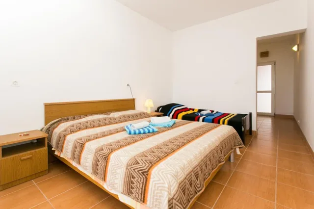 غرفة ثلاثية بسرير كوين وسرير فردي بإطلالة على البحر بشرفة، Apartments Franka Saplunara 1/5