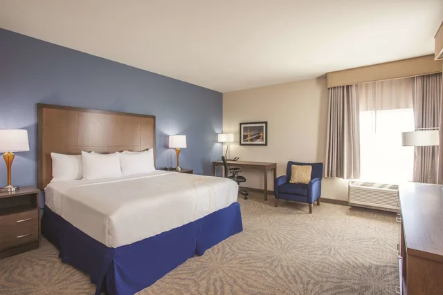 غرفة تنفيذية بسرير كينج، La Quinta Inn Suites By Wyndham Morgan Hill San Jose South 4/6