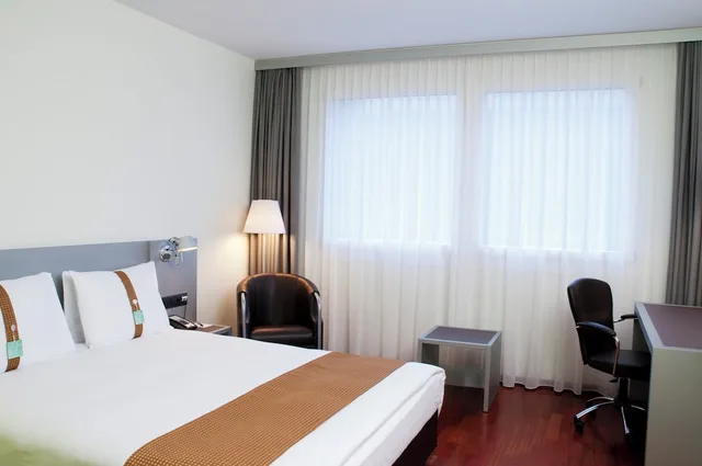 Standard, King Bed, Courtyard View, Holiday Inn Zurich Messe 2/4