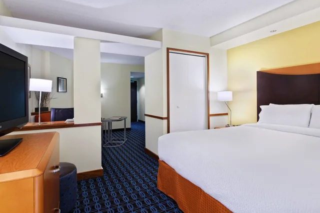 جناح بسرير كينج مع أريكة، Fairfield Inn Suites Charlotte Arrowood 1/3