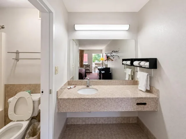 غرفة بسرير كينج للمدخنين، Regency Inn 8/9