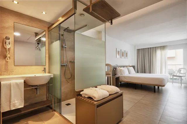 غرفة ديلوكس بسرير مزدوج أو سريرين منفصلين بشرفة، El Puerto Ibiza Hotel Spa 7/7