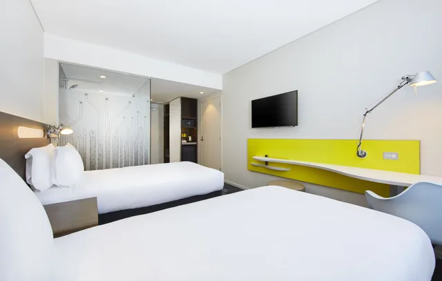 Standard, Twin Beds, Holiday Inn Express Sydney Macquarie Park 2/10