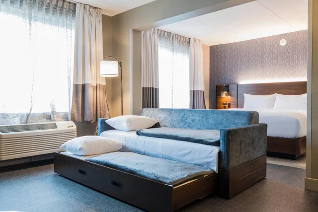 جناح بسرير كينج مع أريكة، Four Points by Sheraton Columbus - Polaris 2/7