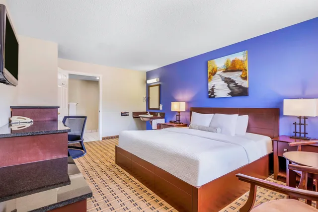 Room, Triple, King Bed, Days Inn By Wyndham Golden 2/3