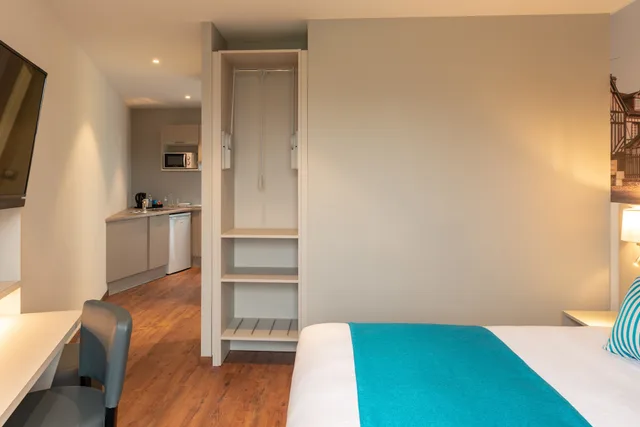 استوديو بسرير كوين، The Originals City Hotel Acadine Pont-Audemer 1/4