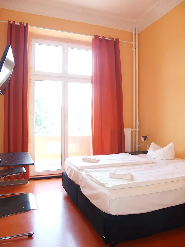 غرفة بسريرين منفصلين بحمام خاص، HappyGoLucky Hotel + Hostel 1/2