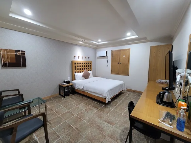 غرفة قياسية بسرير كوين، Hotel Tj 1/3