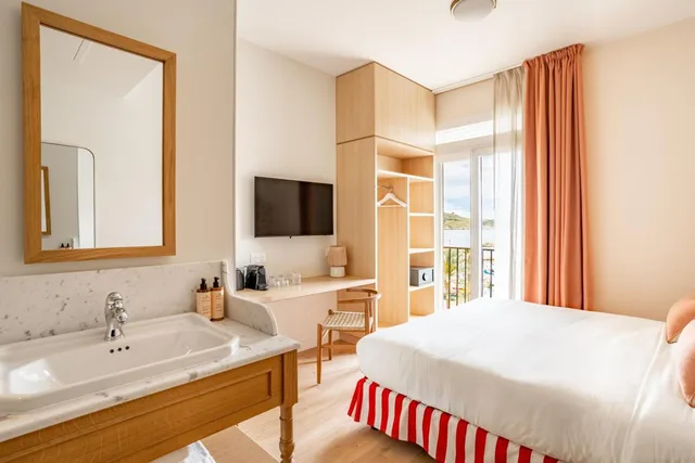 غرفة كلاسيكية بإطلالة على البحر، Villa Camille Hotel & Spa 3/7