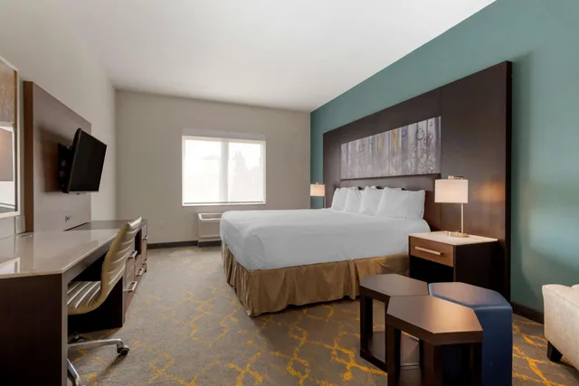 غرفة بسرير كينج بحوض استحمام لذوي الإعاقة، Best Western Plus Isanti 4/8