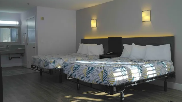 غرفة ديلوكس بسريرين كوين، Motel6 Inglewood, CA 1/6