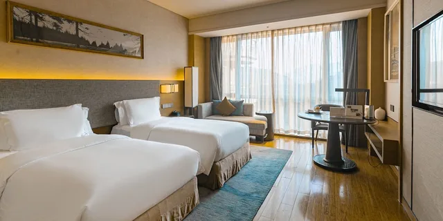 غرفة قياسية بسريرين مزدوجين بإطلالة على الحديقة، Crowne Plaza Hangzhou Thousand Island Lake 2/3