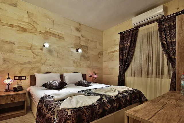 غرفة بسرير مزدوج مع أريكة، Yusuf Bey House 1/1