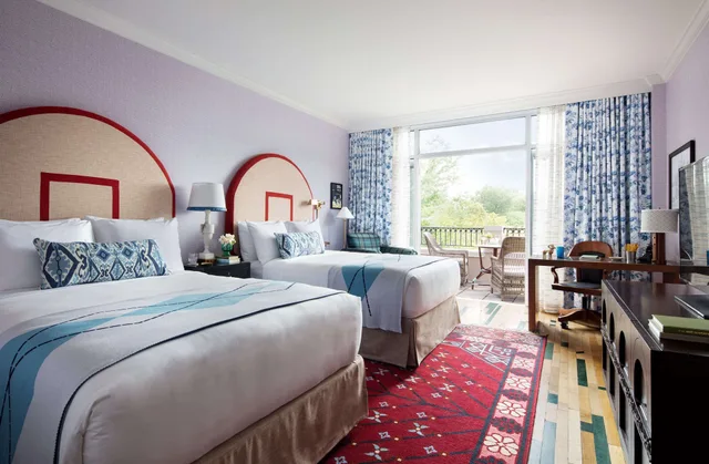 غرفة بسريرين كوين بشرفة، Graduate by Hilton Chapel Hill 4/8