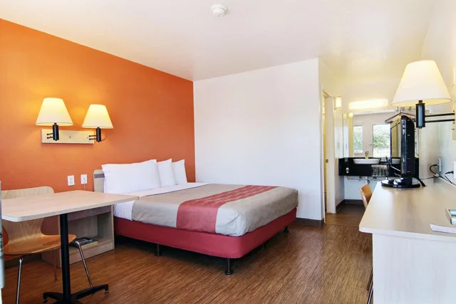 1 Queen Bed - ADA/Tub/Micfridge, Motel6 San Angelo, TX 7/10