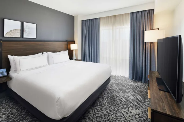 غرفة تنفيذية بسرير كينج، Hilton Charlotte Airport 2/5