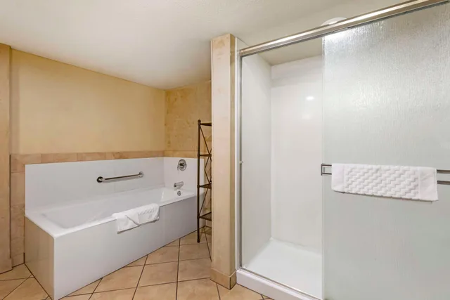 جناح، Best Western Plus Raton Hotel 4/4