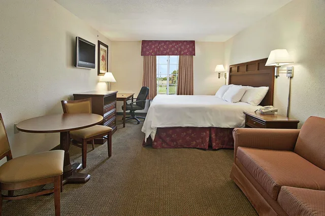 غرفة قياسية بسرير كينج، Super 8 By Wyndham Bowling Green North 2/3