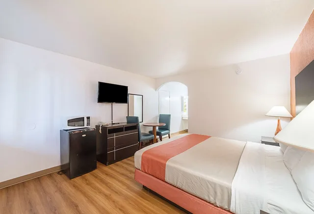 غرفة قياسية بسرير كينج، Motel6 San Antonio, TX - I-10 West 4/10