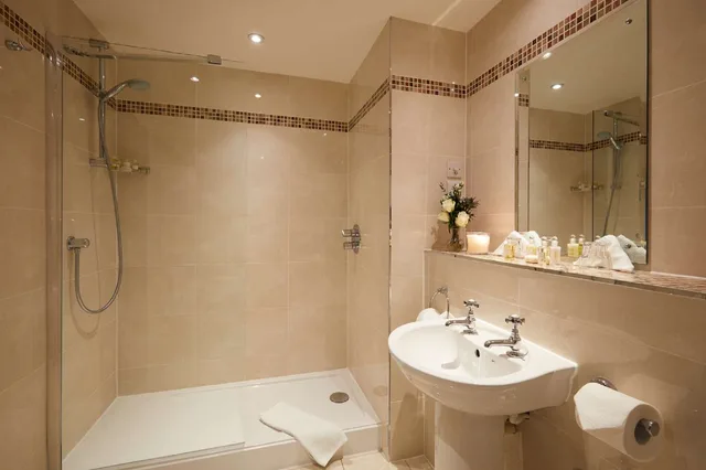 جناح، Highlands Hotel 2/2