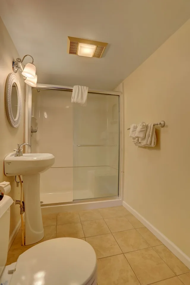 Premium, Queen Bed, Pool Access، Greystone Manor Inn B&B 3/3