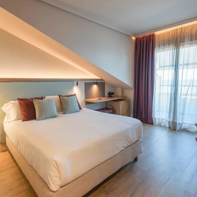 غرفة بسرير مزدوج بإطلالة على البحر بشرفة، Jova Hotel 1/9