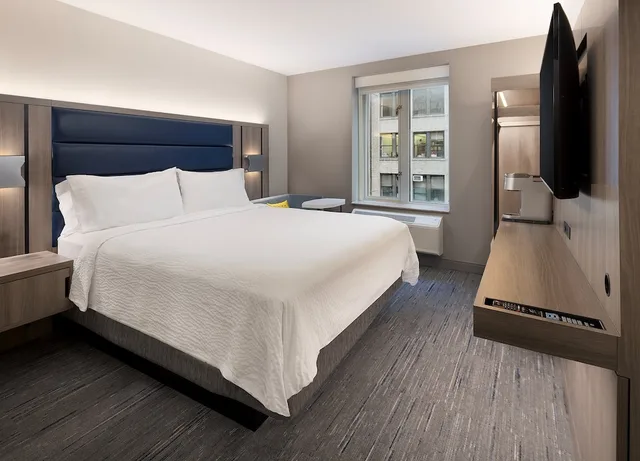 غرفة قياسية بسرير كينج بحوض جاكوزي في طابق مرتفع، Holiday Inn Express - New York City Chelsea 6/10