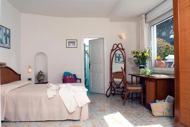 غرفة سوبيريور بسرير مزدوج أو سريرين منفصلين بإطلالة على البحر، Hotel Terme Villa Teresa 3/4