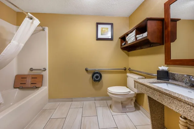 غرفة بسرير كينج بحوض استحمام لذوي الإعاقة، Best Western Plus Georgetown Corporate Center Hotel 5/6