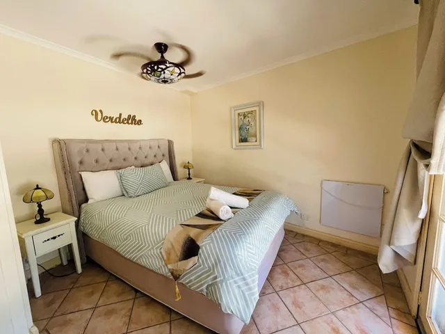 غرفة بسرير كوين وسريرين منفصلين بإطلالة على الحديقة بشرفة بغرفتي نوم، Villa Provence 2/10