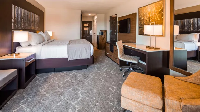 Room, King Bed, Balcony View, Aiden by Best Western Warm Springs Hotel and Event Center 3/7