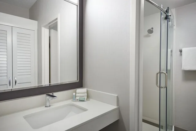 غرفة بسرير كينج لذوي الإعاقة، Courtyard by Marriott Kansas City Overland Park/Metcalf, South of College Boulevard 3/4