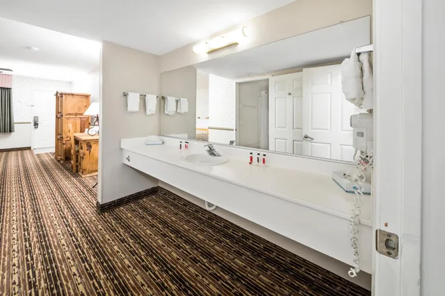 1 Bedroom, Suite, King Bed, Sofa, Days Inn By Wyndham Lebec 2/2