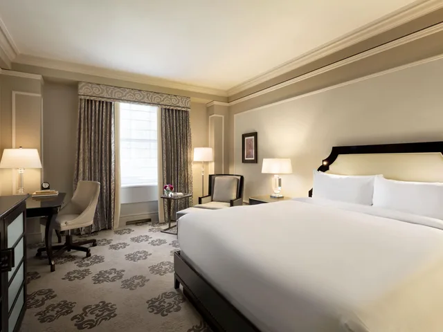 Gallery, Fairmont, Art, King Bed, Square View، Fairmont Hotel Vancouver 1/2