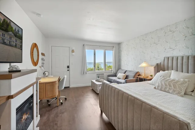 جناح بسرير كينج وسريرين كينج بإطلالة على البحيرة مع أريكة، Bay Inn of Petoskey 2/9