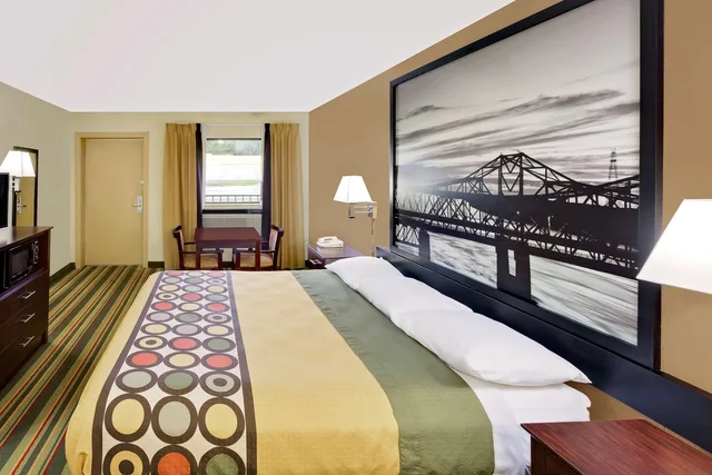 غرفة بسرير كينج، Super 8 By Wyndham Laurel, MS 1/3