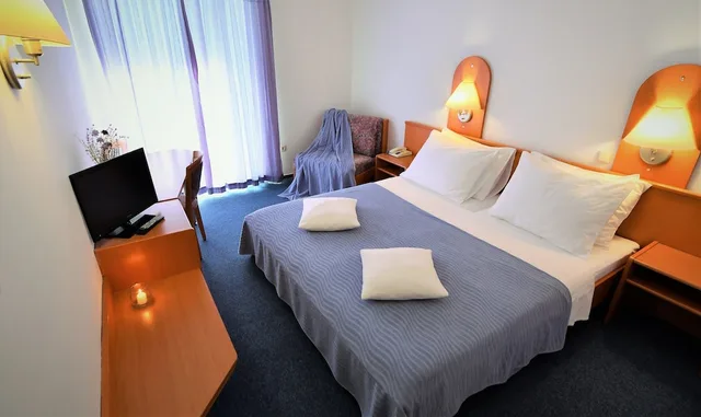غرفة كومفورت بسرير كوين بإطلالة على المتنزه بشرفة، Hotel Alkar 6/10