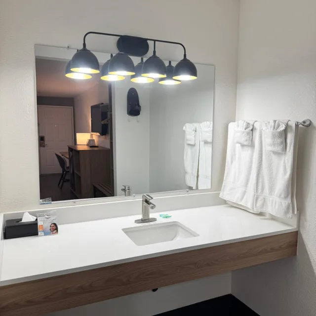 استوديو بسرير كوين، Rodeway Inn & Suites Rancho Mirage - Palm Desert Area 7/8