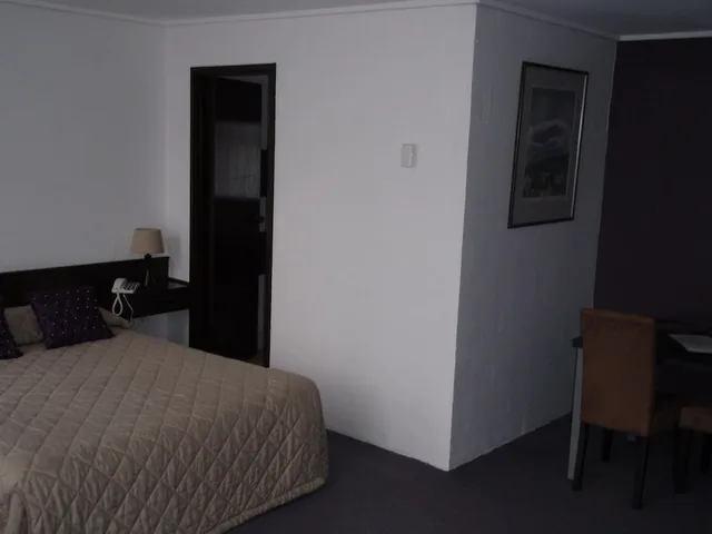 غرفة قياسية بسرير كوين وسرير فردي في الطابق العلوي، West Coaster Motel 1/7